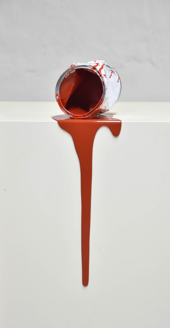 Le vieux pot de peinture rouge