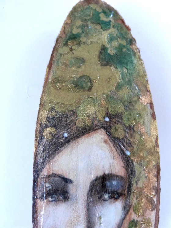 Cybele Gold. Portrait on a wooden log