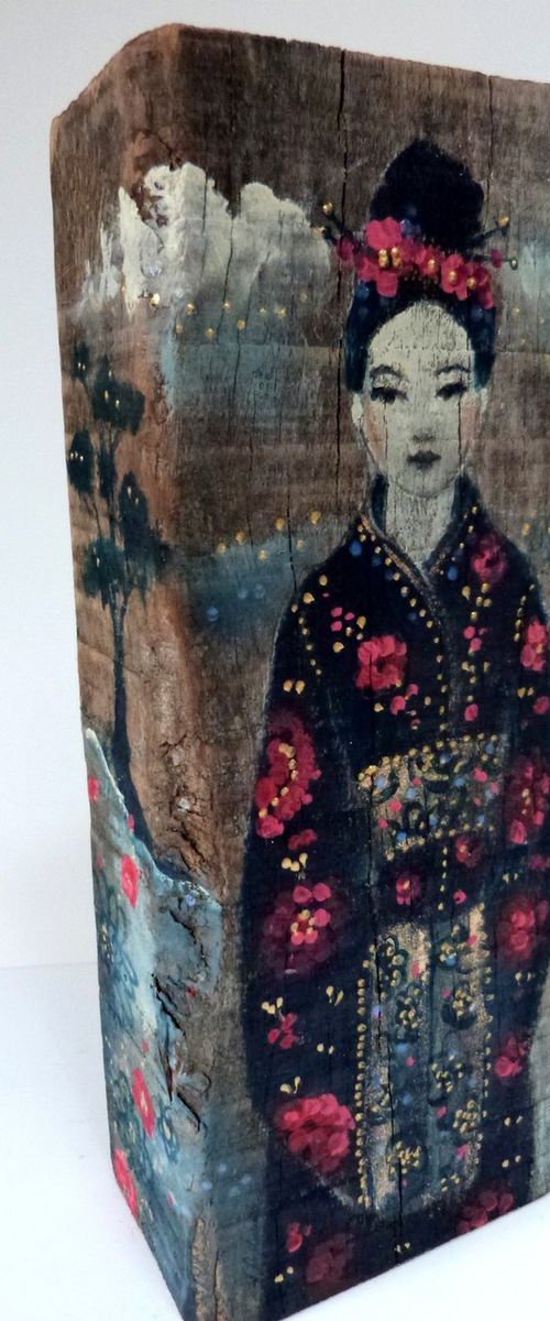 Totem sculpture Asian woman on painted wood. by Loetitia Pillault
