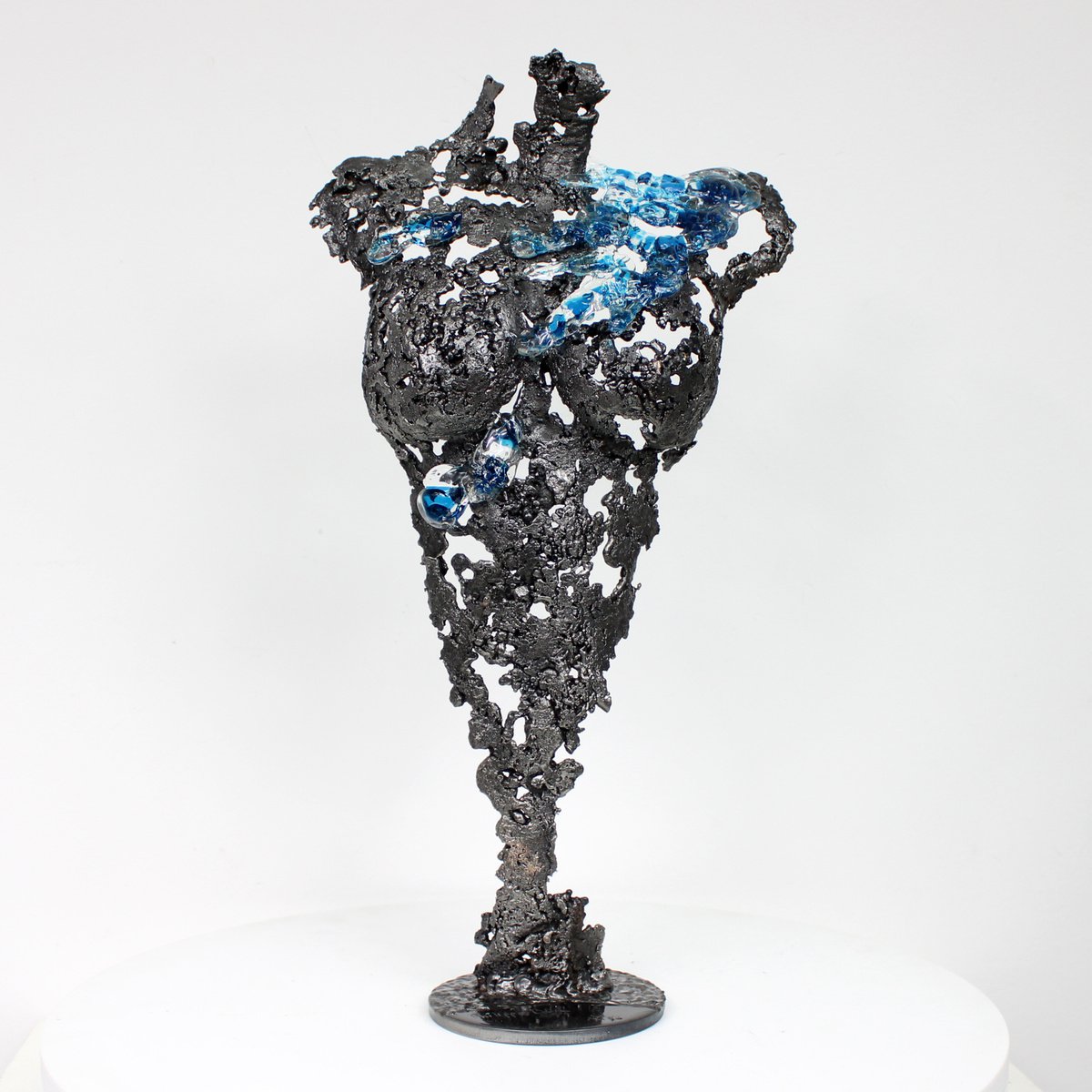 Pavarti blue wave - Woman body sculpture in metal and glass lace by Philippe Buil