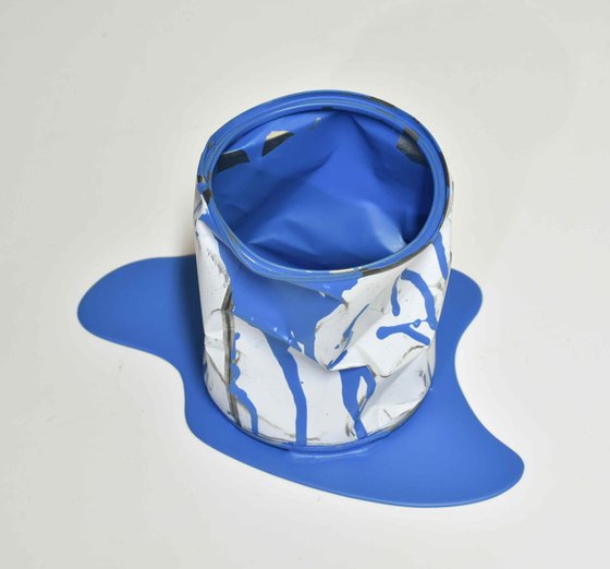 Le vieux pot de peinture bleu