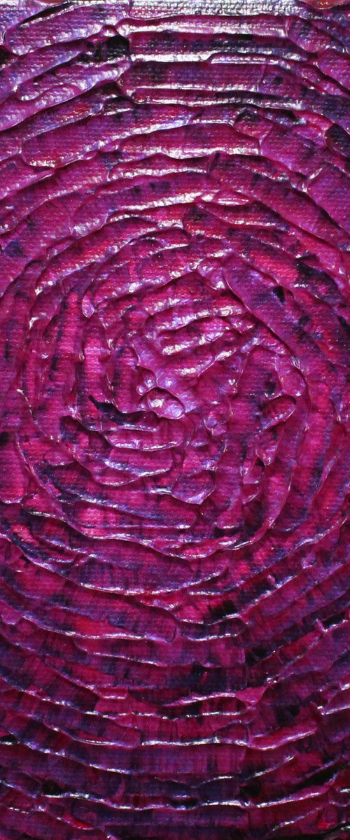 Small iridescent pink shine by Jonathan Pradillon
