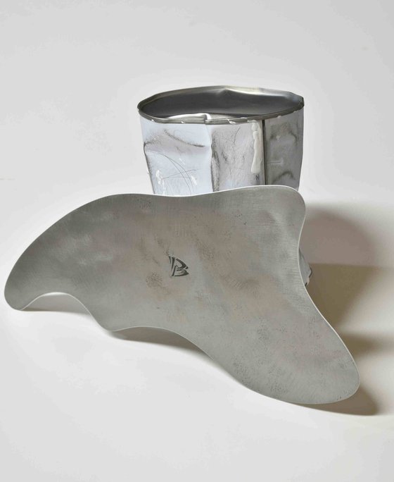 Le vieux pot de peinture blanc