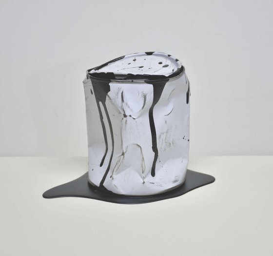 Le vieux pot de peinture noir