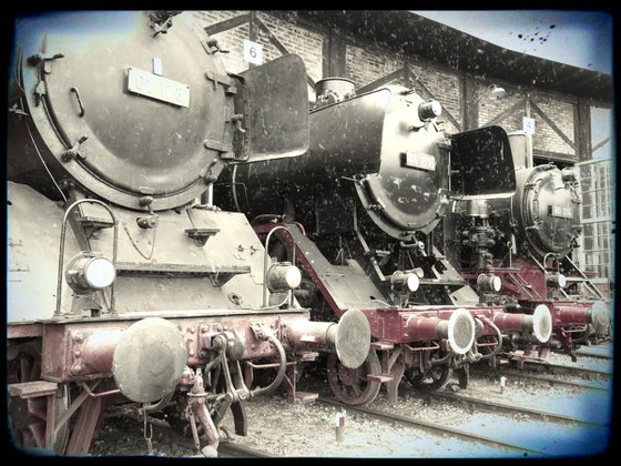 Old steam trains in the depot - print on canvas 60x80x4cm - 08508m3