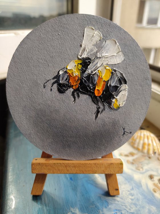 Little bumblebee - small painting, oil painting, round canvas, postcard, bumblebee, bumblebee oil, painting, gift, gift idea, insects