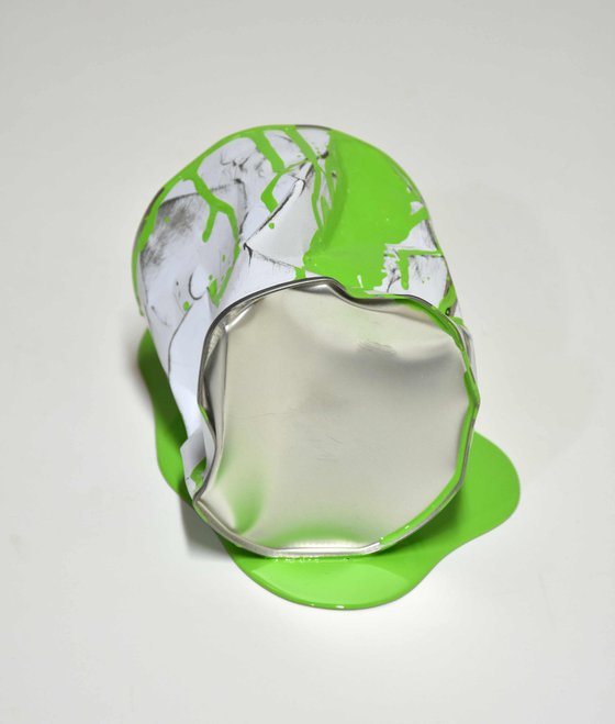 Le vieux pot de peinture vert