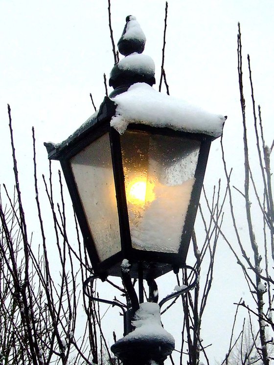 SNOWY STREETLAMP  (LIMITED EDITION) 12" X 8"