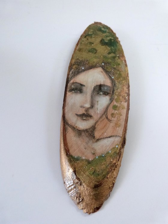 Cybele Gold. Portrait on a wooden log