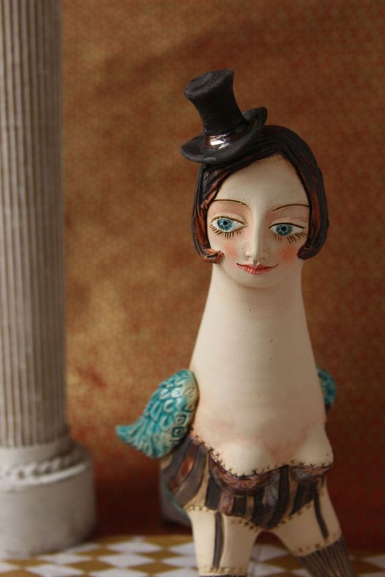 Fashon Bird. Ceramic sculpture