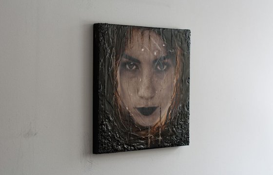 "Soul crush" (40x40x3cm) - Unique portrait artwork on wood (abstract, portrait, gouache, original, painting, coffee, debris, acrylic, oil, watercolor, encaustics, beeswax, resin, wood)