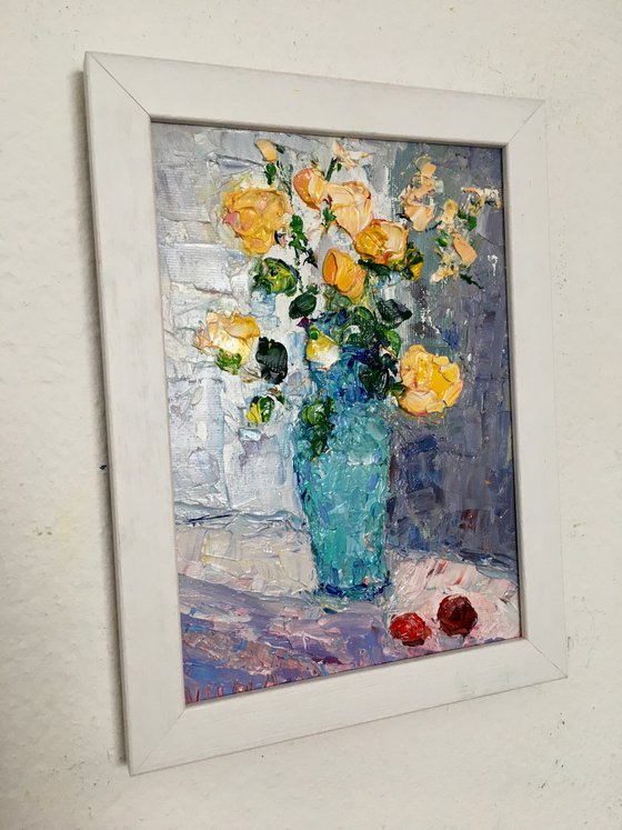 Yellow roses in the vase