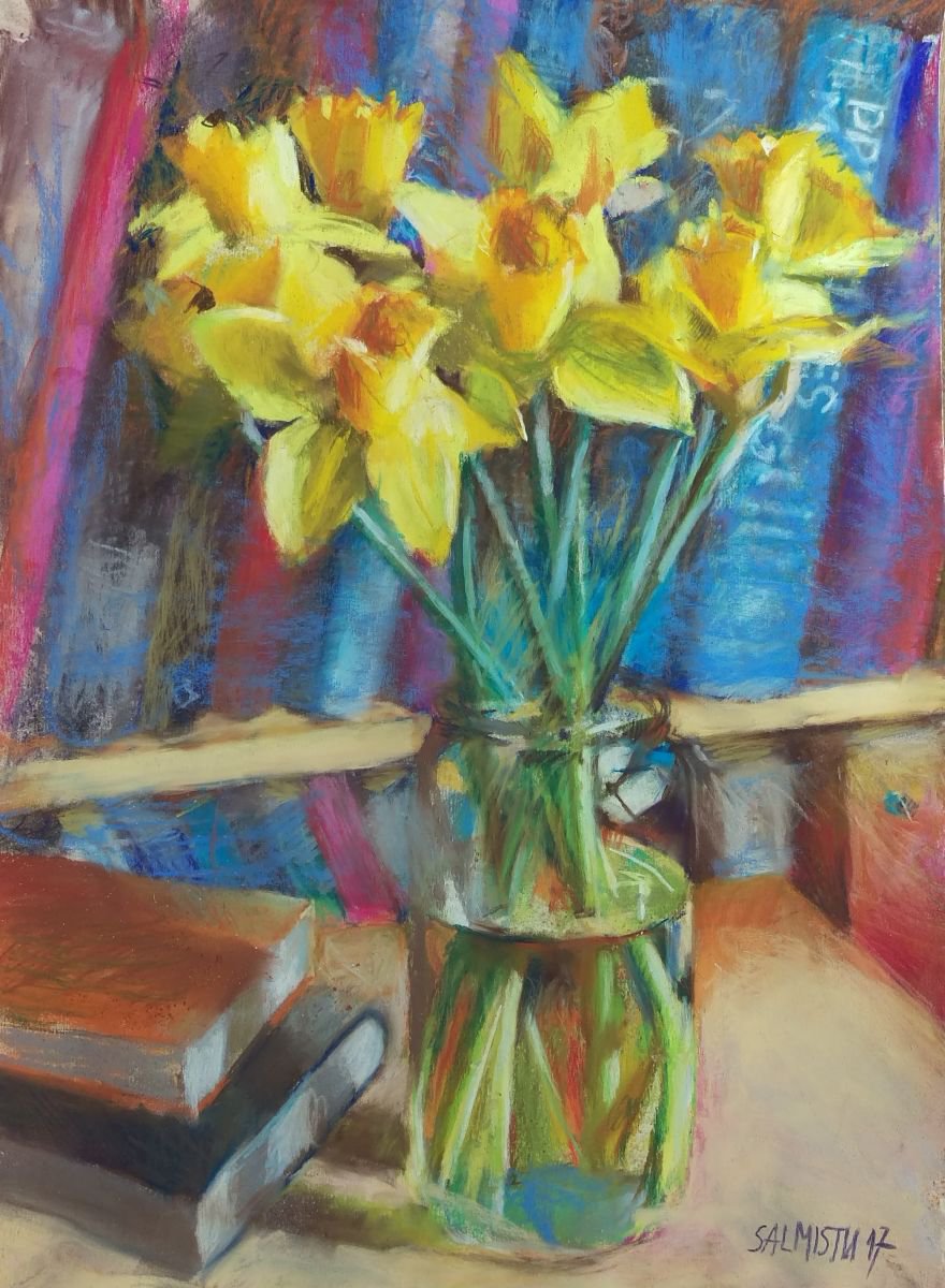 Daffodils and books by Silja Salmistu