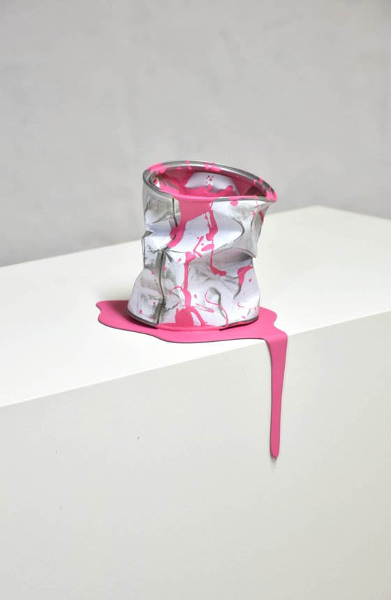 Le vieux pot de peinture rose