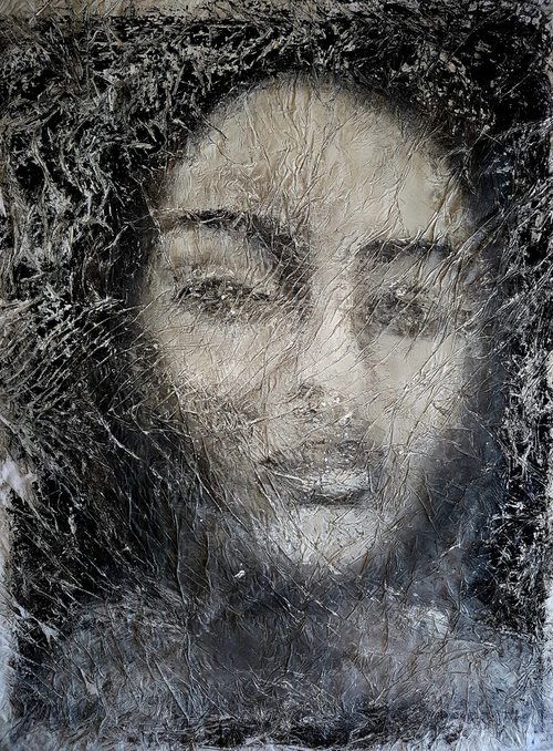 Old photo crumpled girl (n.230) - abstract portrait - 60 x 80 x 2,50 cm - ready to hang - acrylic painting on stretched canvas by Alessio Mazzarulli