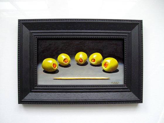 5 olives in chiaroscuro