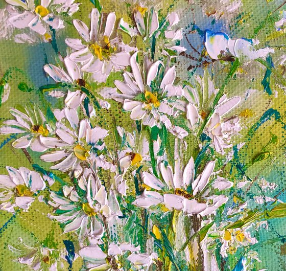 LITTLE JOYS - White daisies. Landscape. Meadow flowers. Modest bouquet. Butterflies. Diffuse. Petals.