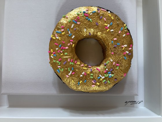 Freedom People ,,Golden Donut’‘ Eka Peradze Art