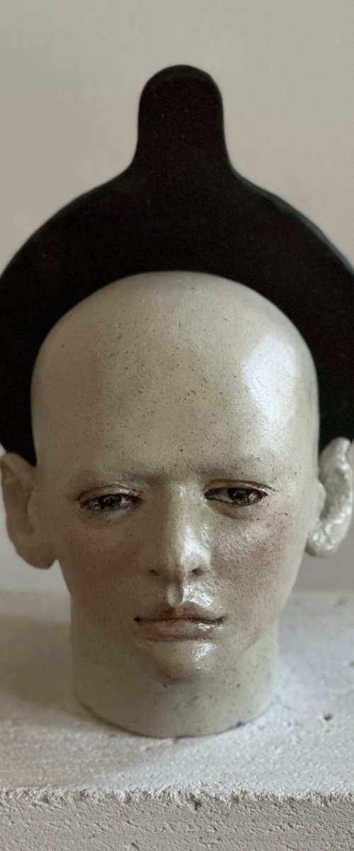 Head with black halo by Aga Koncka
