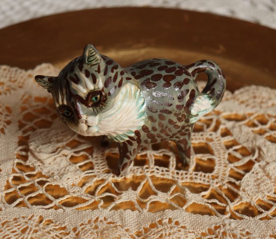 Pussycat. Tiny sculpture by Elya Yalonetski