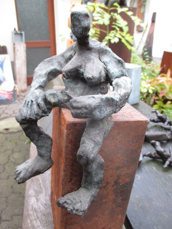 lady wellness - bronze only 10 massiv sculpture