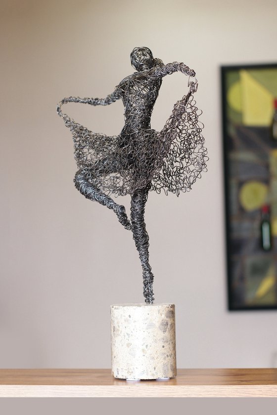 Ballerina (49x28x11 2.5kg iron, concrete)