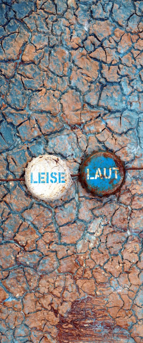 quiet and loud on blue by Uli Lächelt