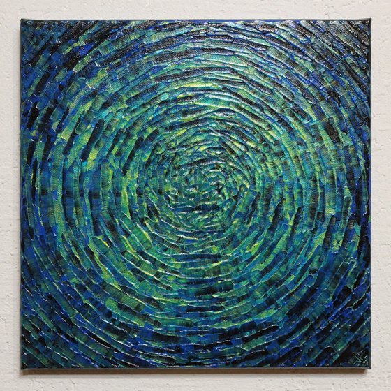 Concentric green-blue shine