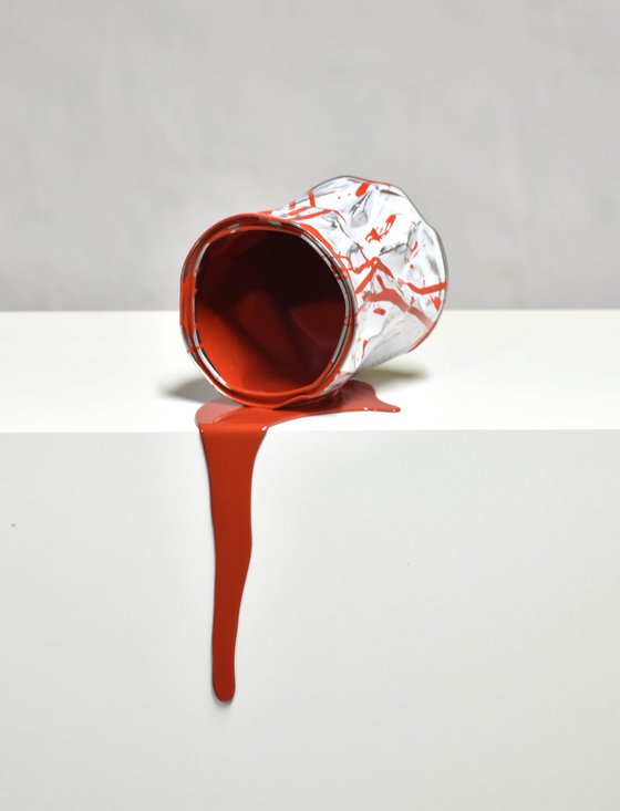 Le vieux pot de peinture rouge