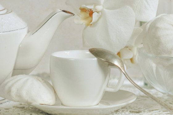 White marshmallows with tea