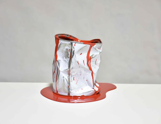 Le vieux pot de peinture rouge