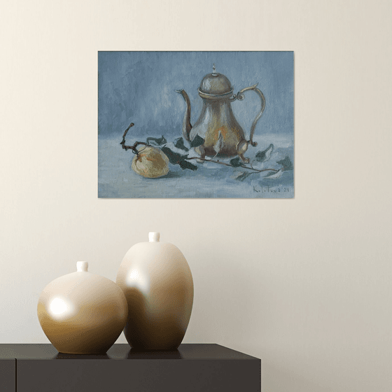 "Teapot with an apple"