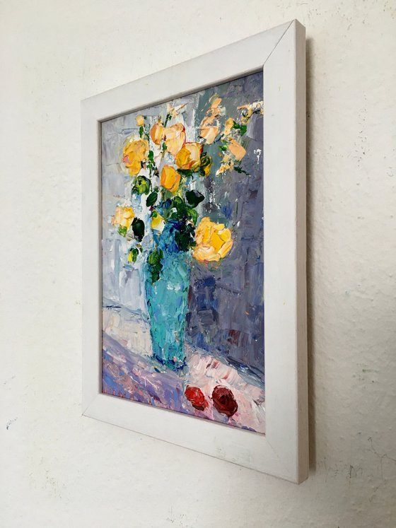 Yellow roses in the vase