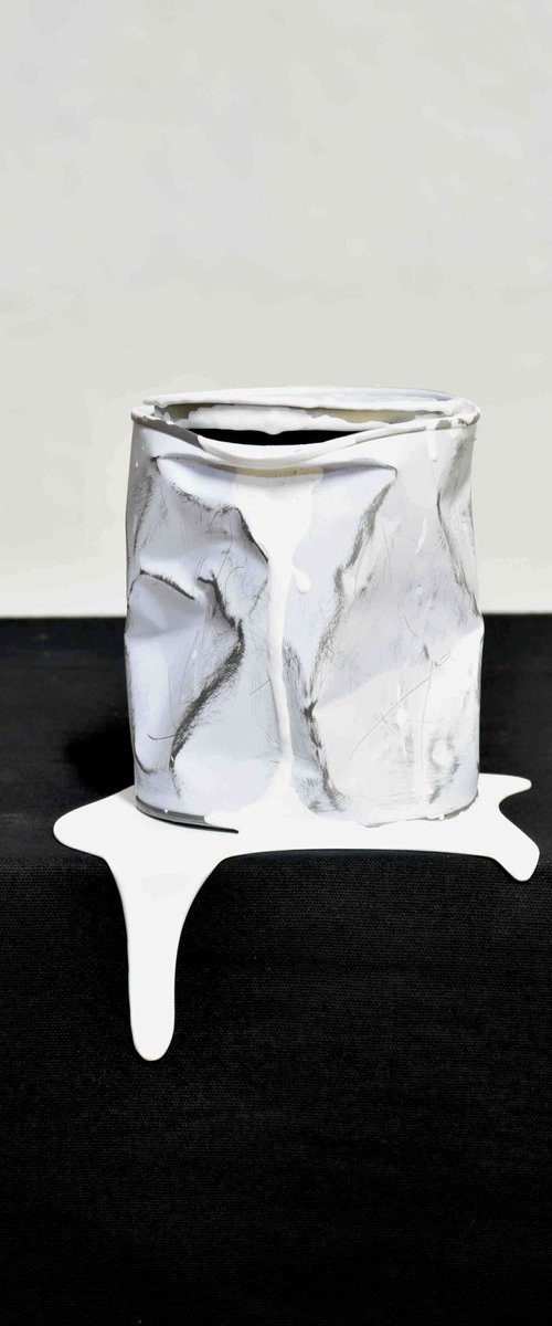Le vieux pot de peinture blanc by Yannick Bouillault