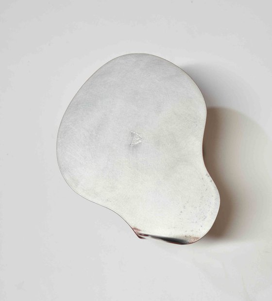 Le vieux pot de peinture rouge