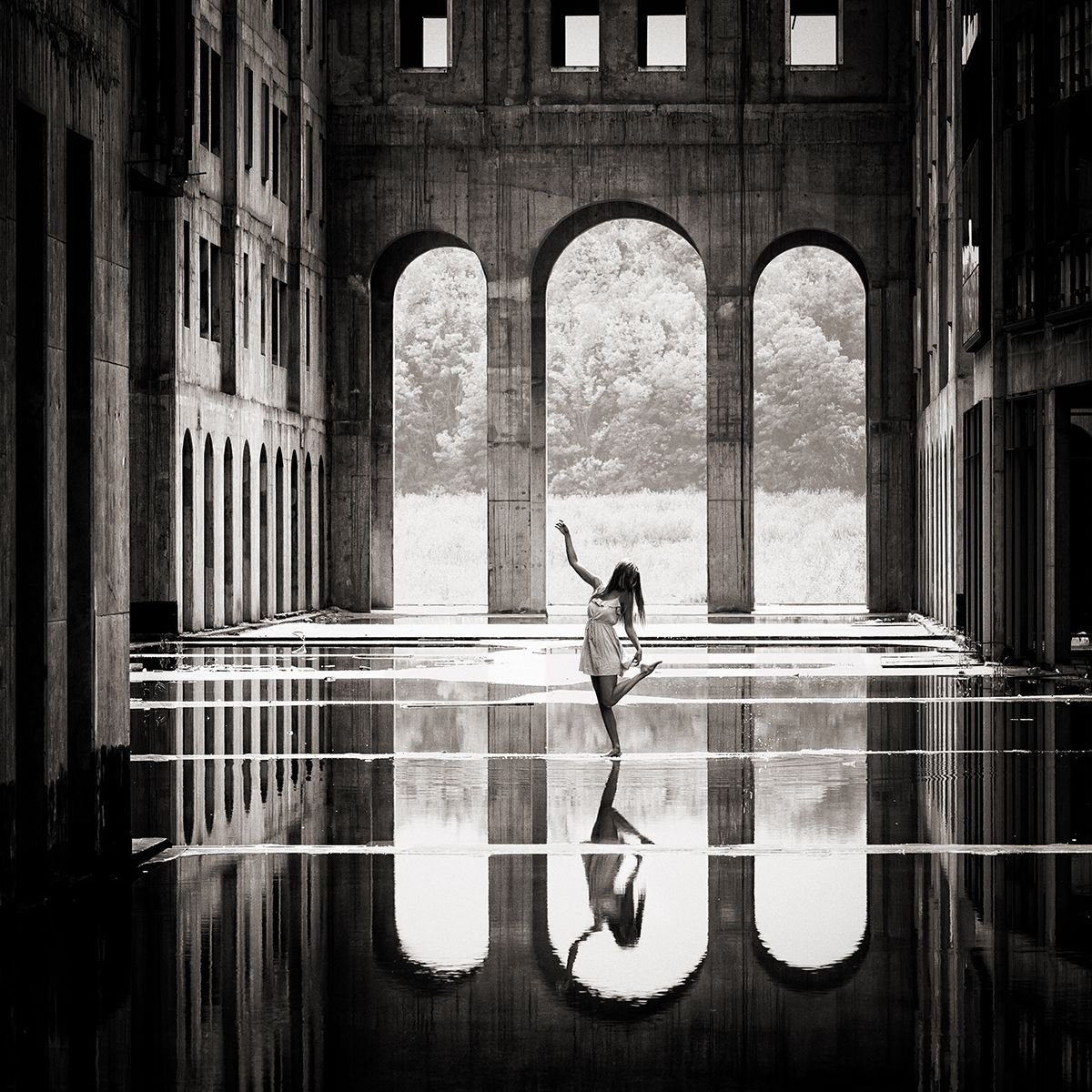 Photorealistic Cityscapes Photograph By Peter Zelei, 35 X 35", Mirror Dance I., Original Artwork
