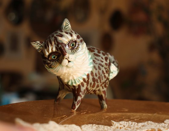 Pussycat. Tiny sculpture by Elya Yalonetski