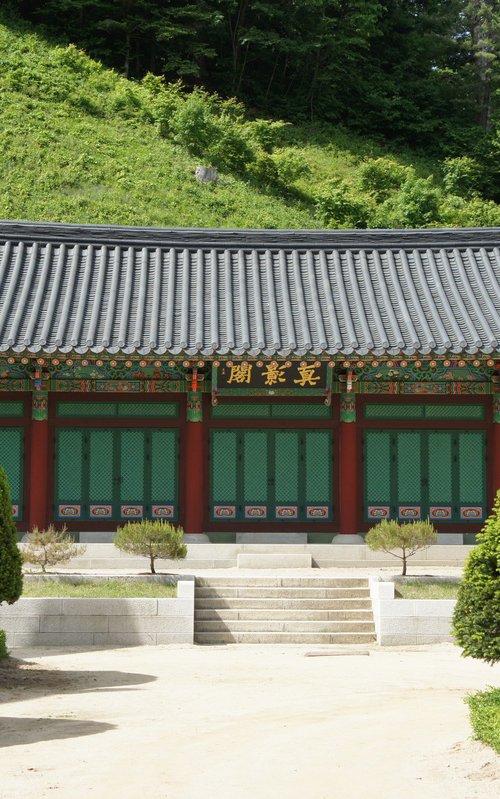 Green Doors, Green Hillside by sangwon jeon