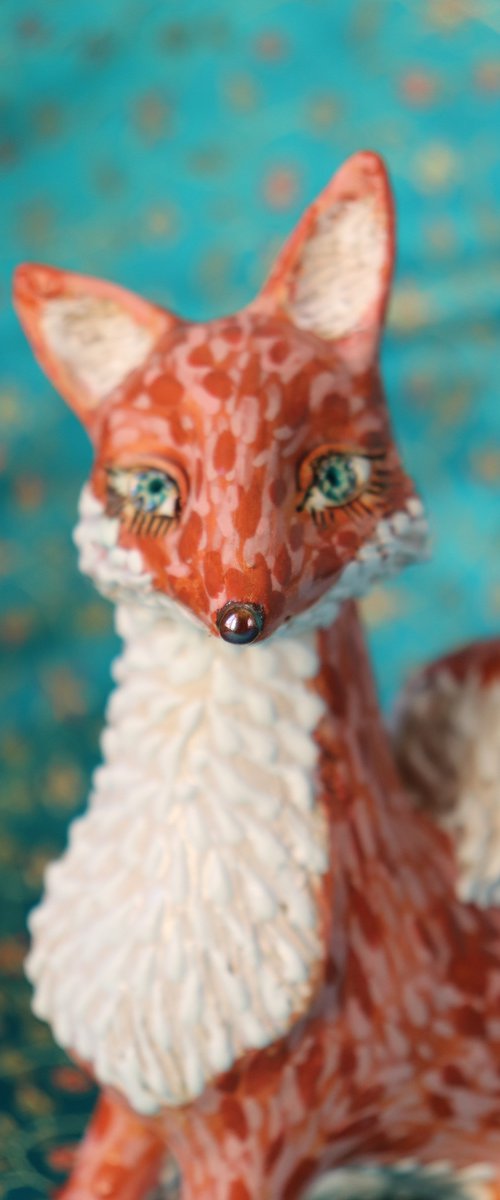 Sitting Fox. Tiny sculpture by Elya Yalonetski by Elya Yalonetski