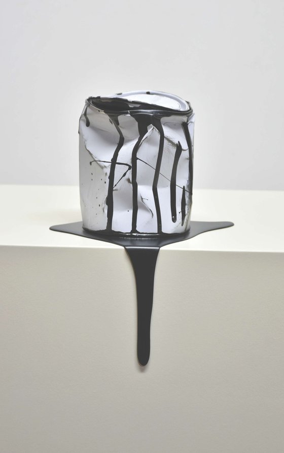 Le vieux pot de peinture noir