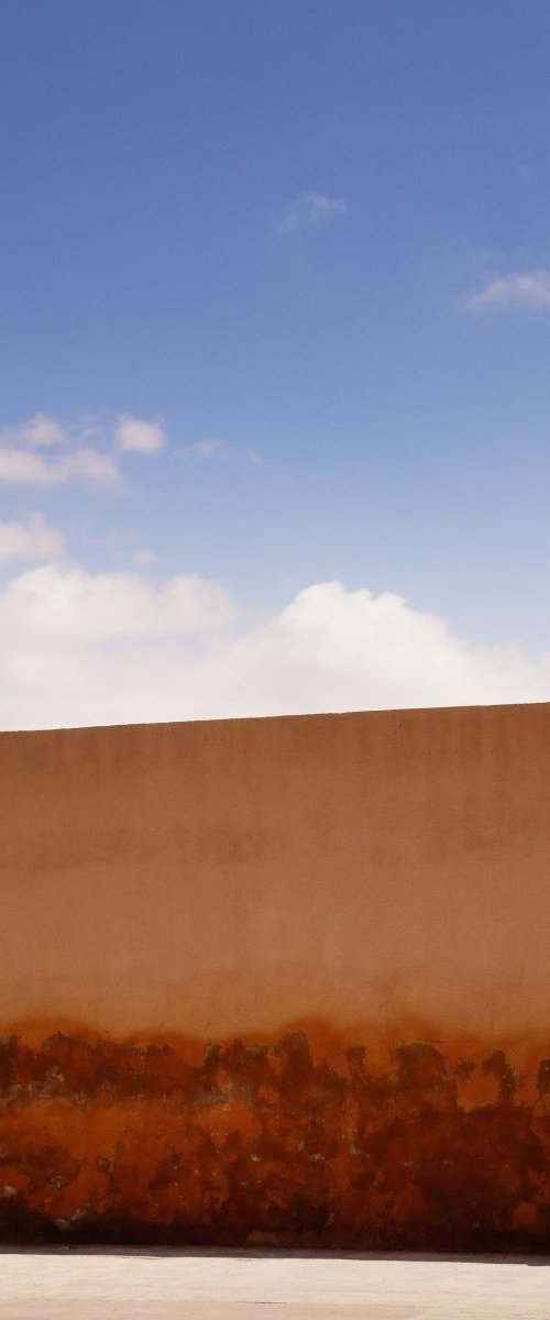 Along the walls of the Marrakesh Medina by Tom Hanslien