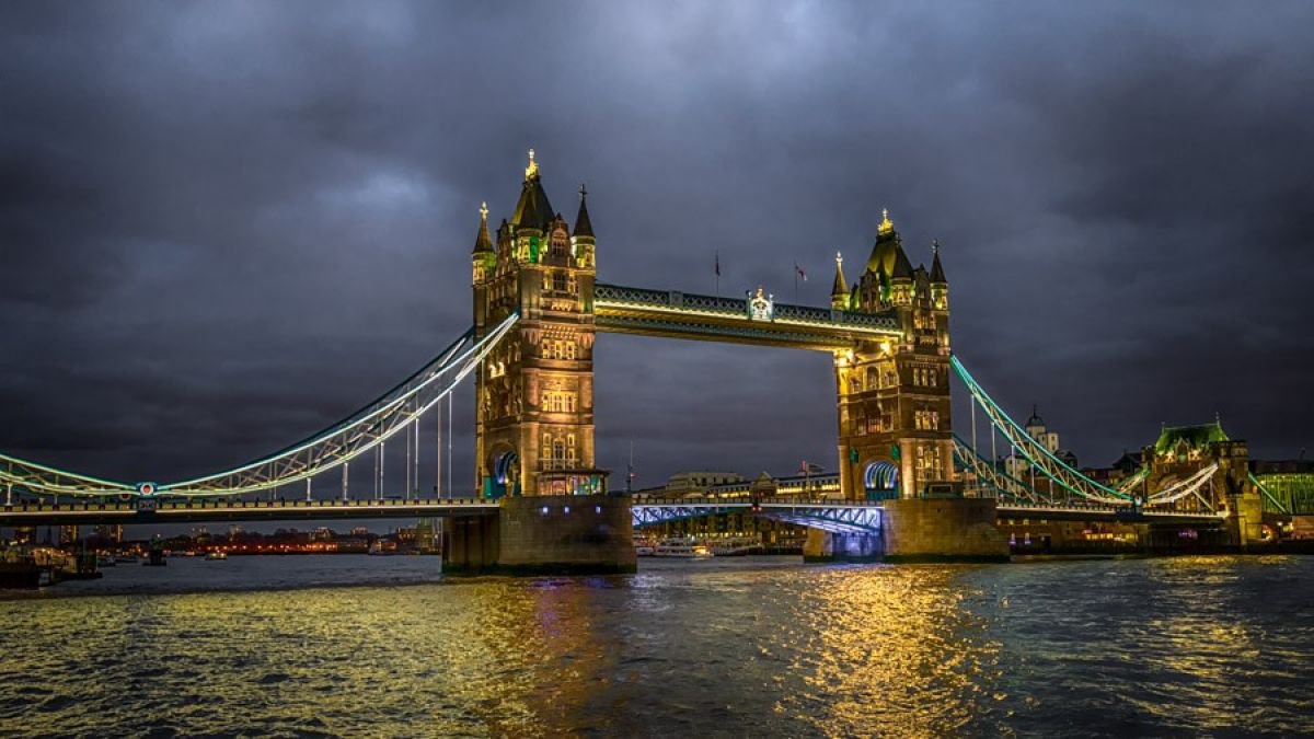 Tower Bridge, London - Limited Edition Print by Ben Robson Hull