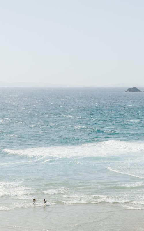 Surf Time at Wategos Beach by Tom Hanslien