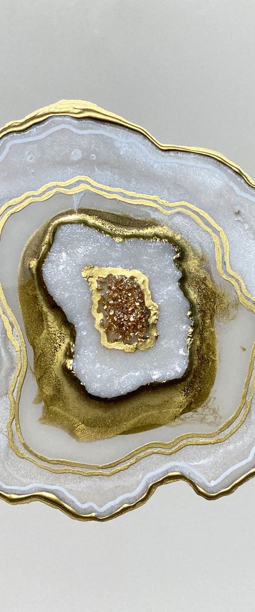 Ivory geode 1 by Alexandra Dobreikin