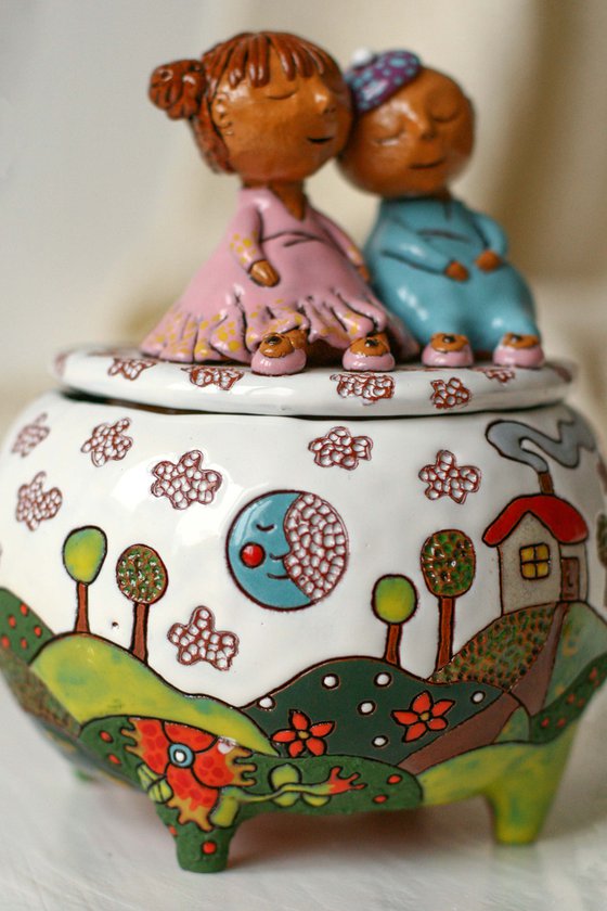 Ceramic | Cute hand carved pastoral jewelry box with a sleeping couple