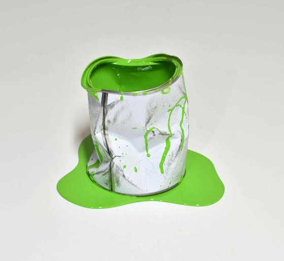 Le vieux pot de peinture vert