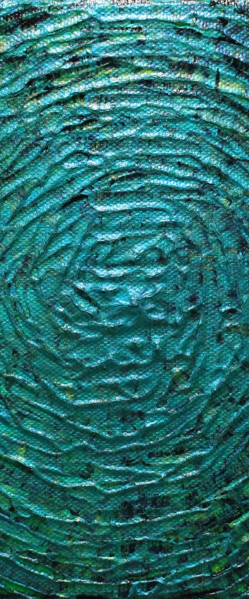 Small iridescent green blue shine by Jonathan Pradillon