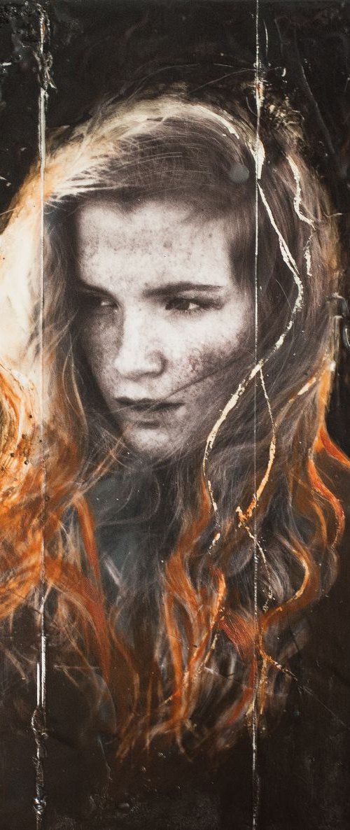 "The golden girl" (40x40x2,5cm) - Unique portrait artwork on wood (abstract, portrait, original, beeswax, damarresin, silverleafs, oil, acrylic, painting, structures) by Rouzbeh Tahmassian