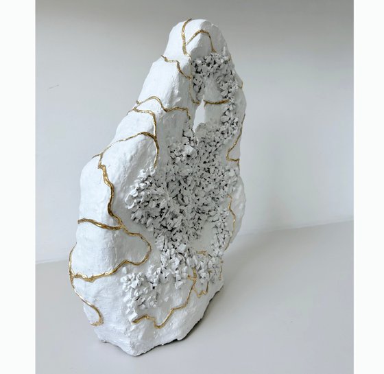 3D White geode with gold veins