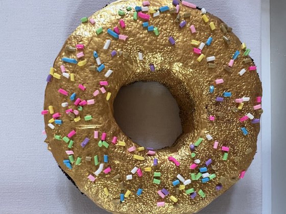 Freedom People ,,Golden Donut’‘ Eka Peradze Art